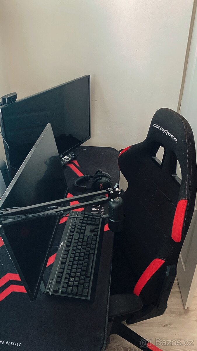 Stolní počítač včetně monitoru, židle, stolu, mikrofonu..