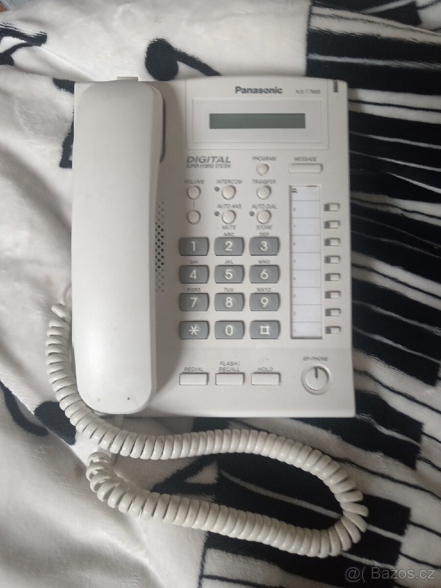 Starý drátový telefon