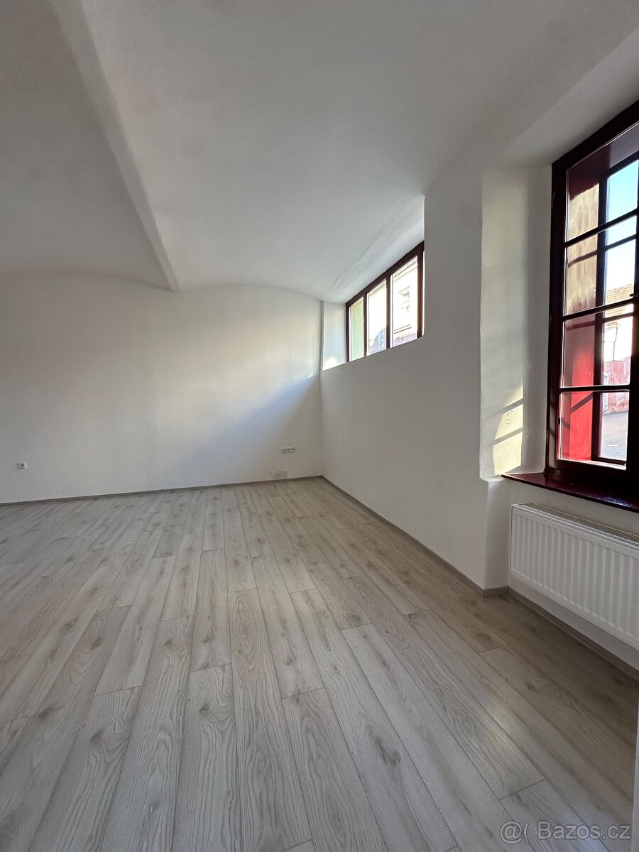 NOVĚ ZREKONSTRUOVANÝ BYT 2+kk (57,4 M2) NA NÁMĚSTÍ VE CHVALŠ