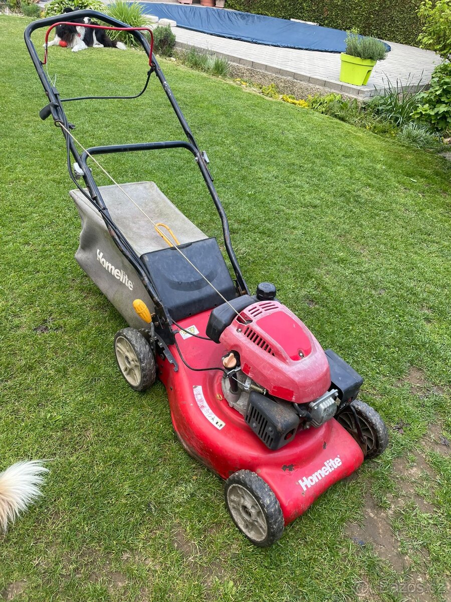 Benzínová sekačka s pojezdem Homelite