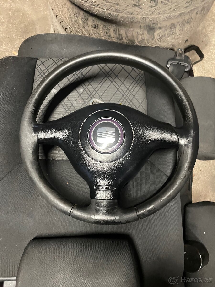 Tříramenný volant Seat.