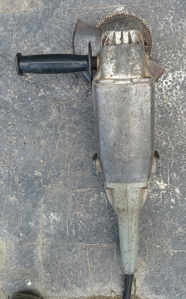 Obří elektrická rozbrušovačka, plně funkční.