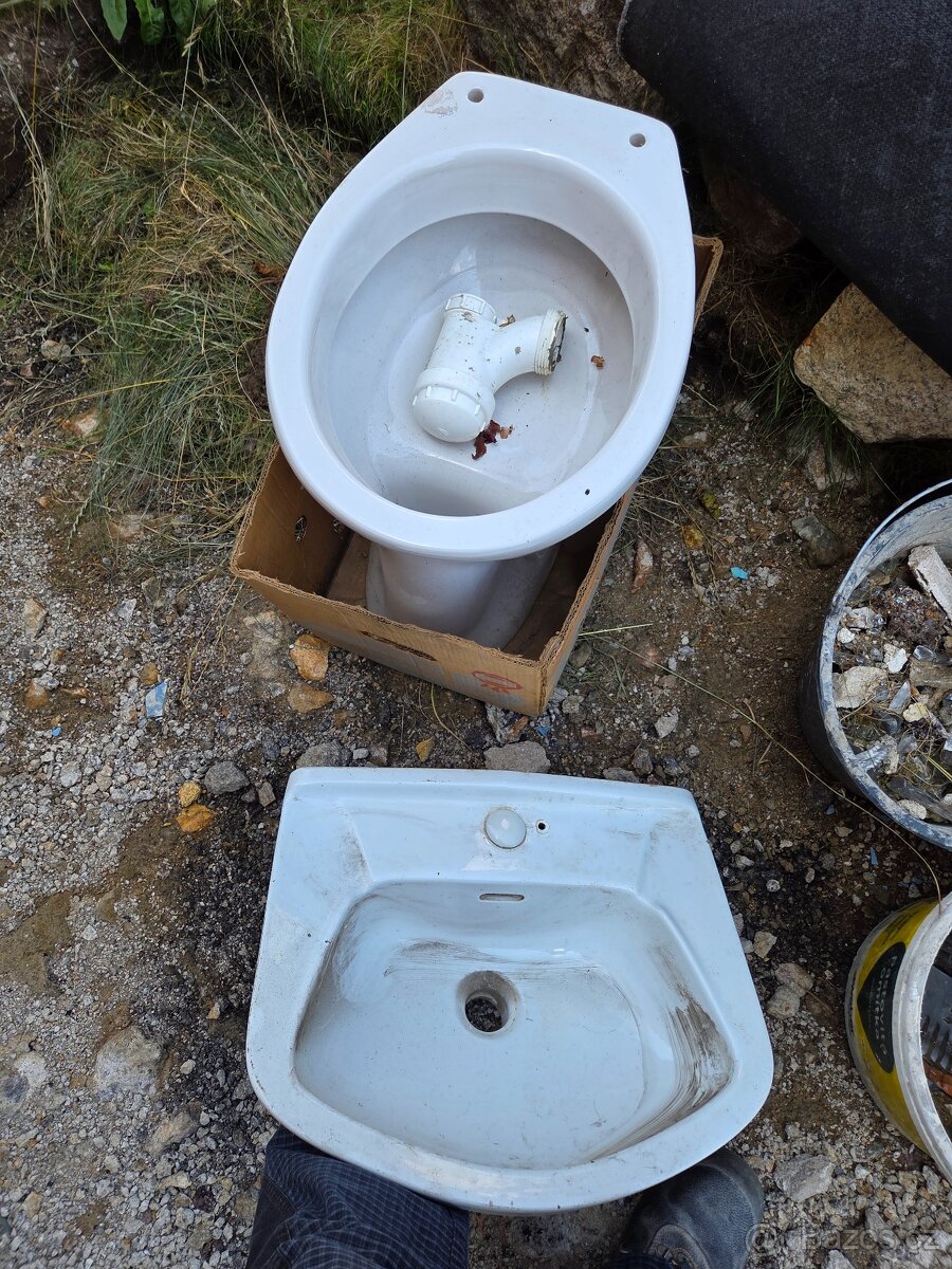 Staré umyvadlo a zachodova mísa
