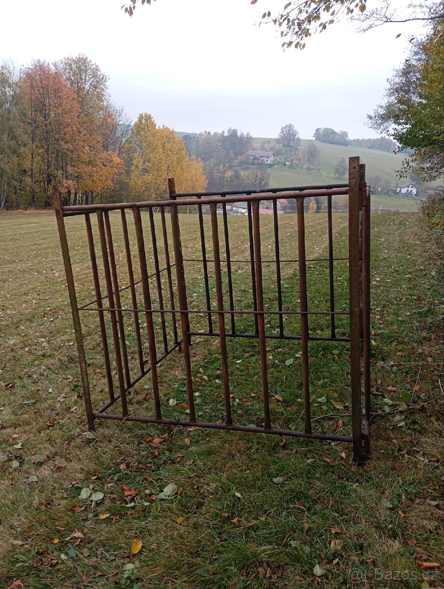 Krmelec na seno pro skot koně