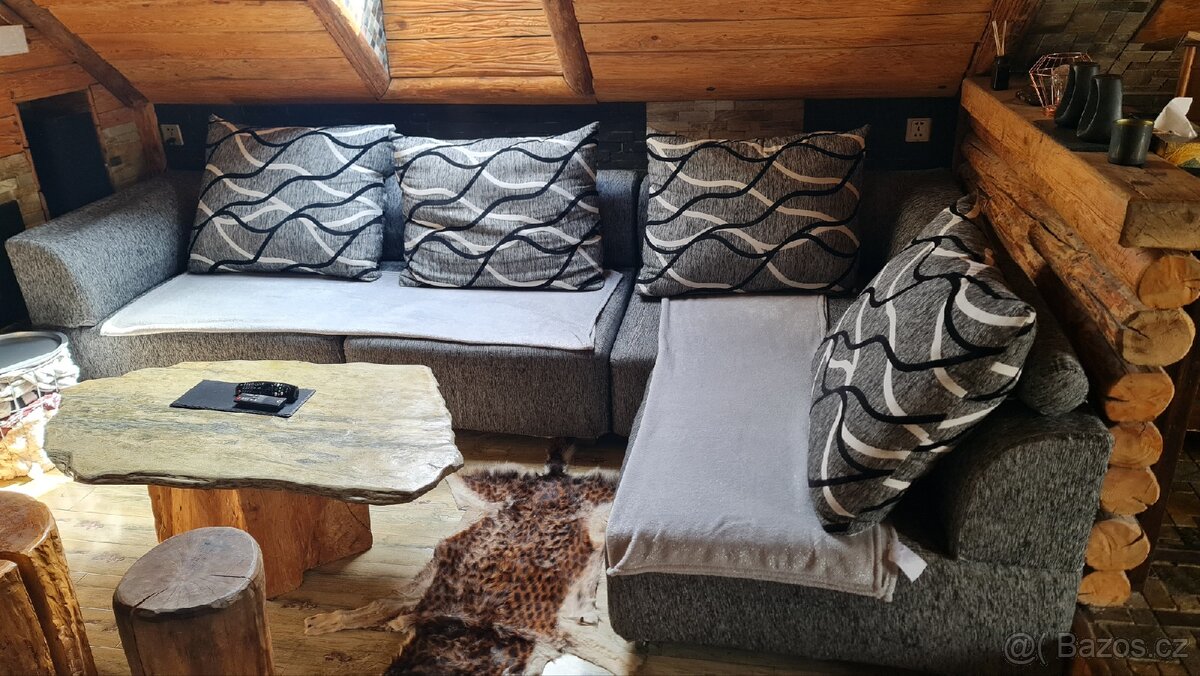 Sedačka s polštáři