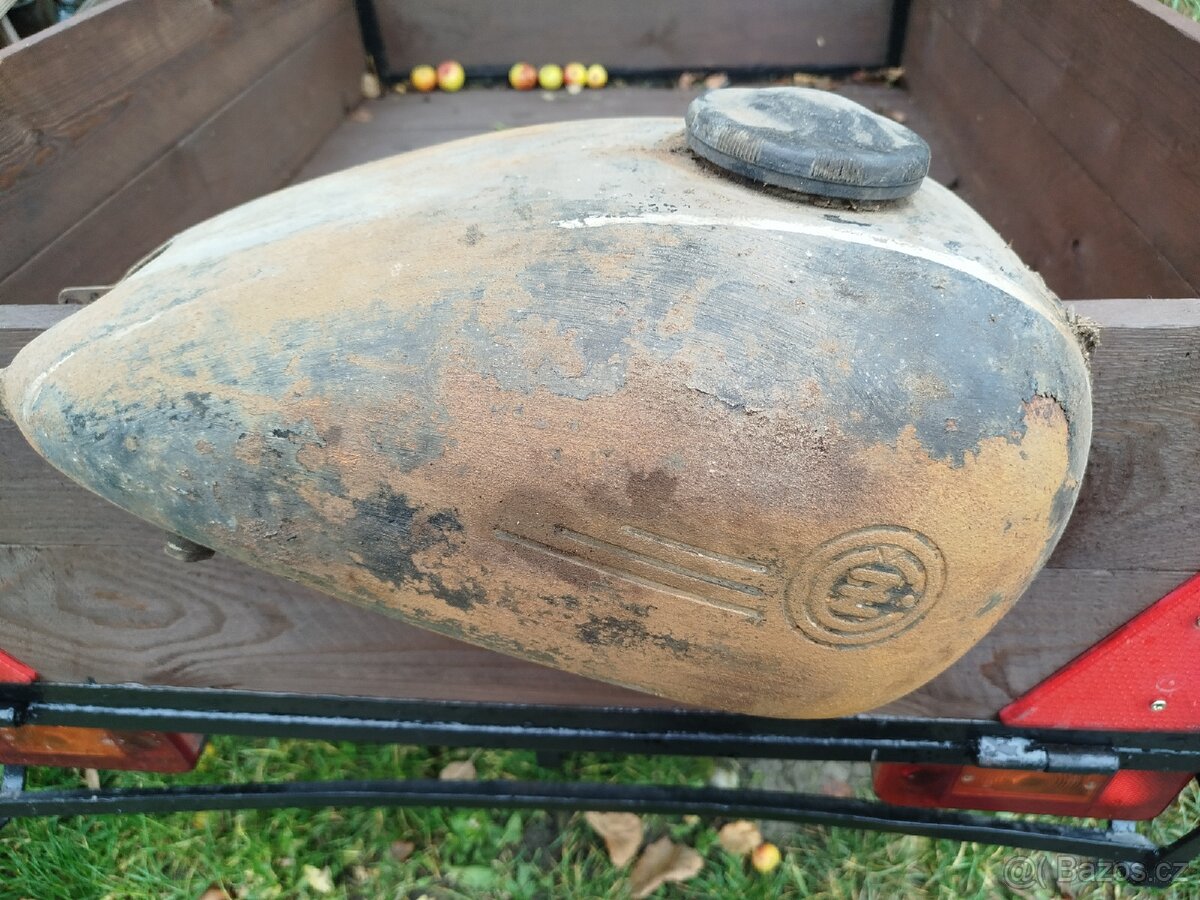 Nádrž čz 150 C nepomlácená vč. bakelit víčko a sítko