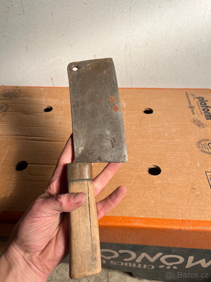 Starý / retro sekáček na maso s dřevěnou rukojetí