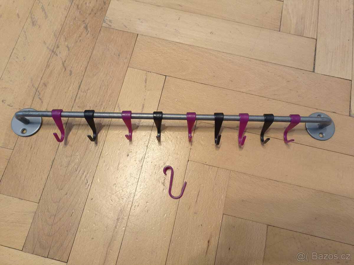 Závěsná tyč s háčky Ikea