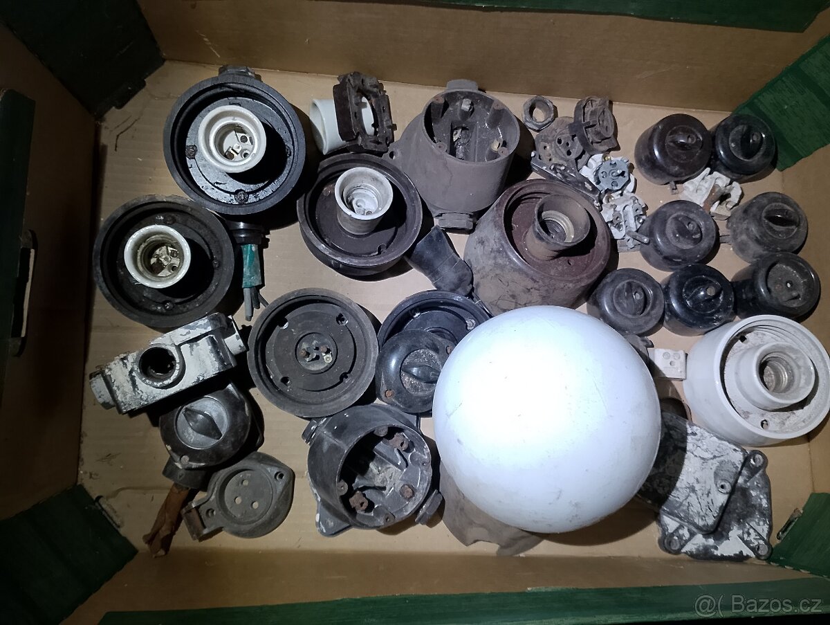 Retro bakelitové zásuvky světla a vypínače