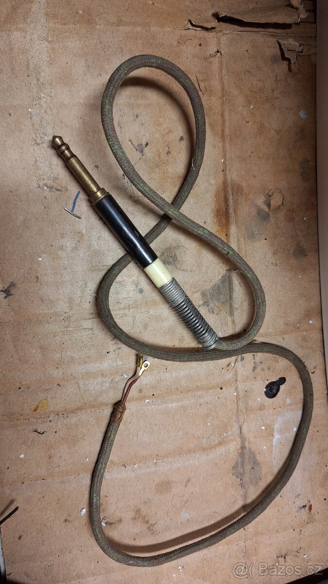 Propojovací šňůra z vojenské polní ústředny za čokoládu