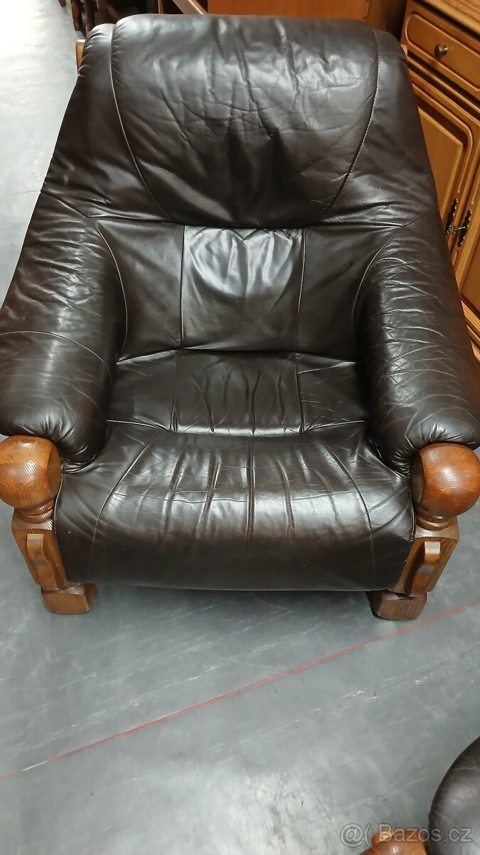 Kožené křeslo s masivním dřevem