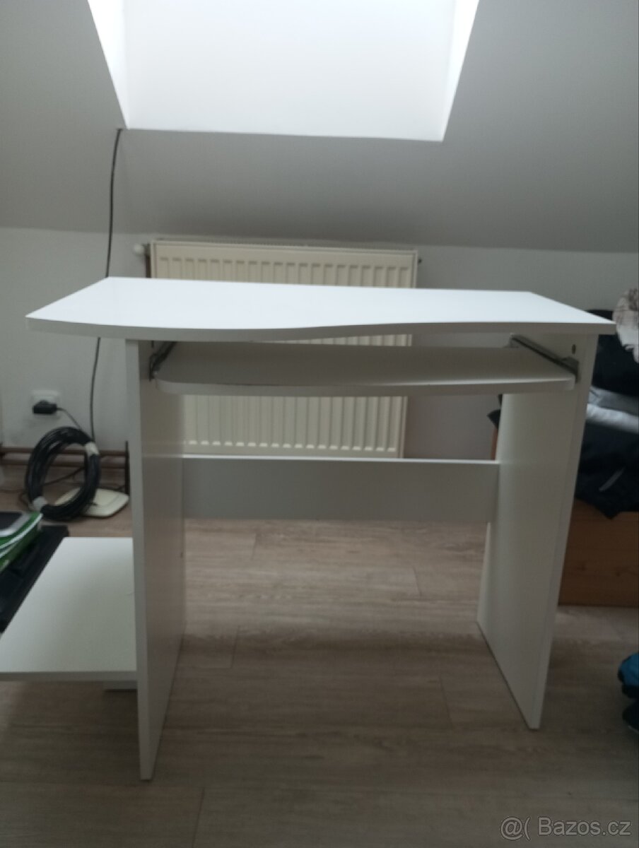 Bílý počítačový stůl