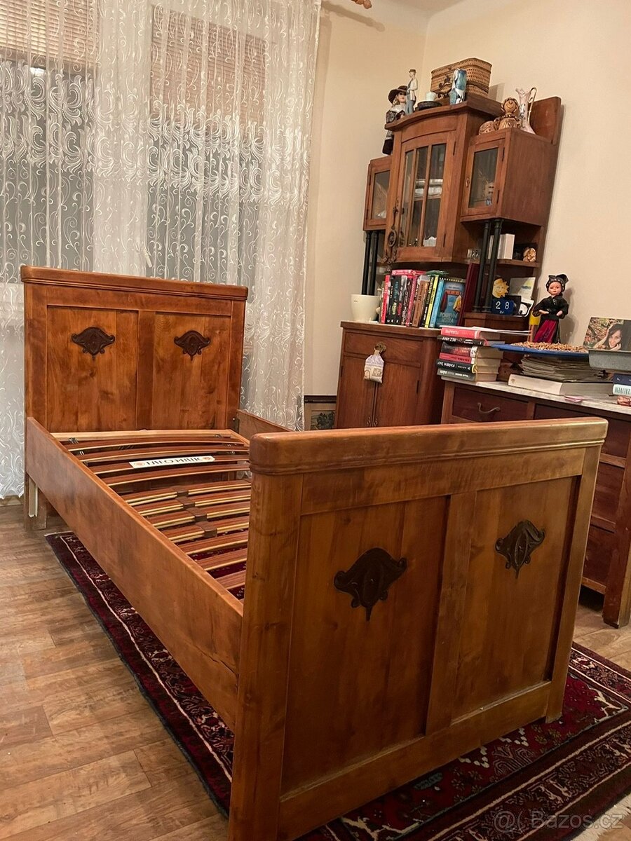 Starožítná postel