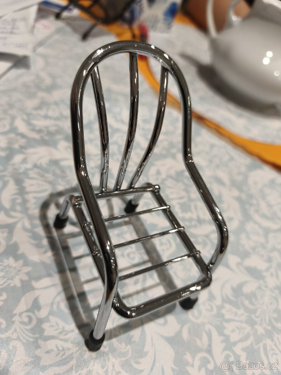 Kovové křesílko stojánek