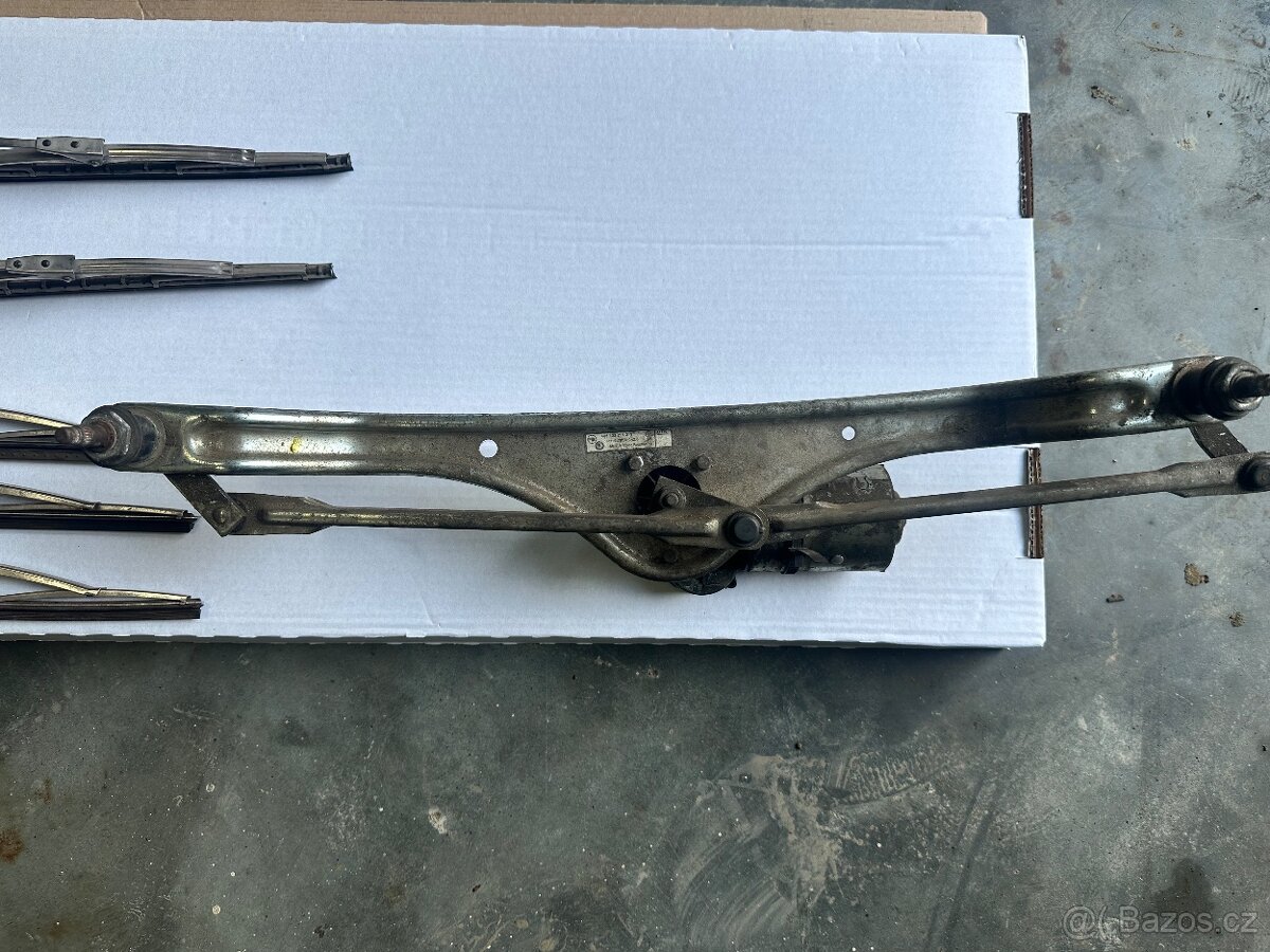 Motorek stěračů s táhly