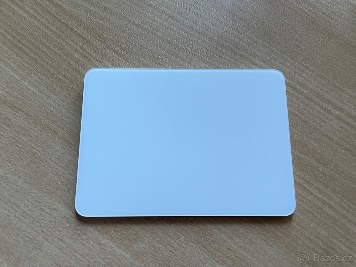 Apple Magic Trackpad Bílý - Lightning nabíjení