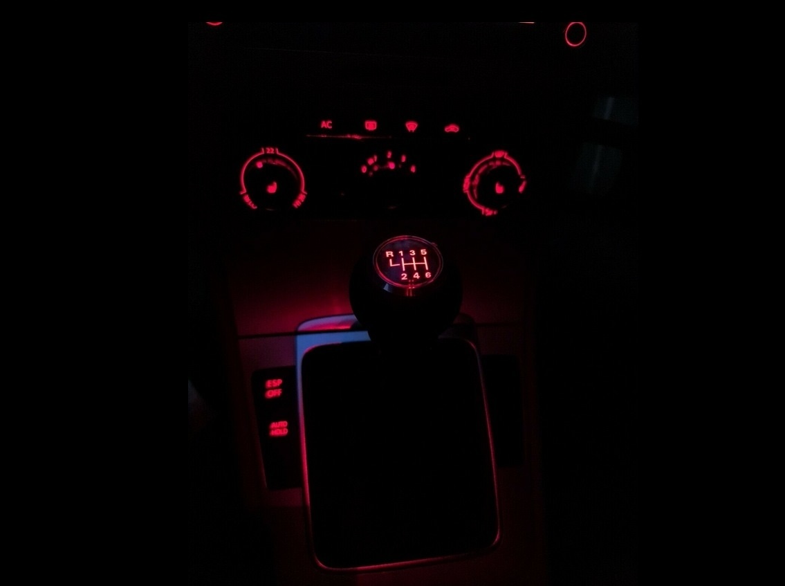 LED podsvícená hlavice řadicí páky potažená kůží Toyota
