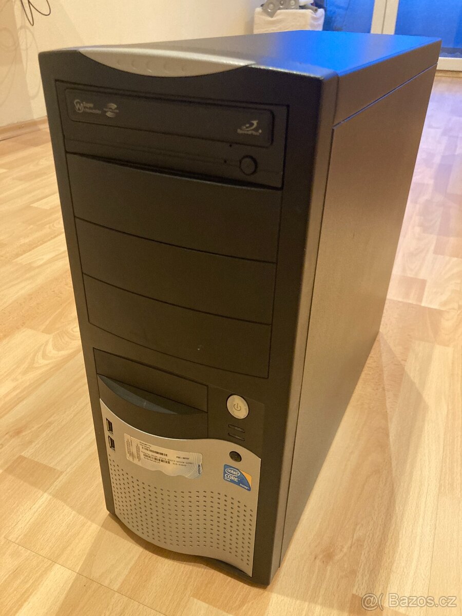 Stolní počítač a Monitor 22"