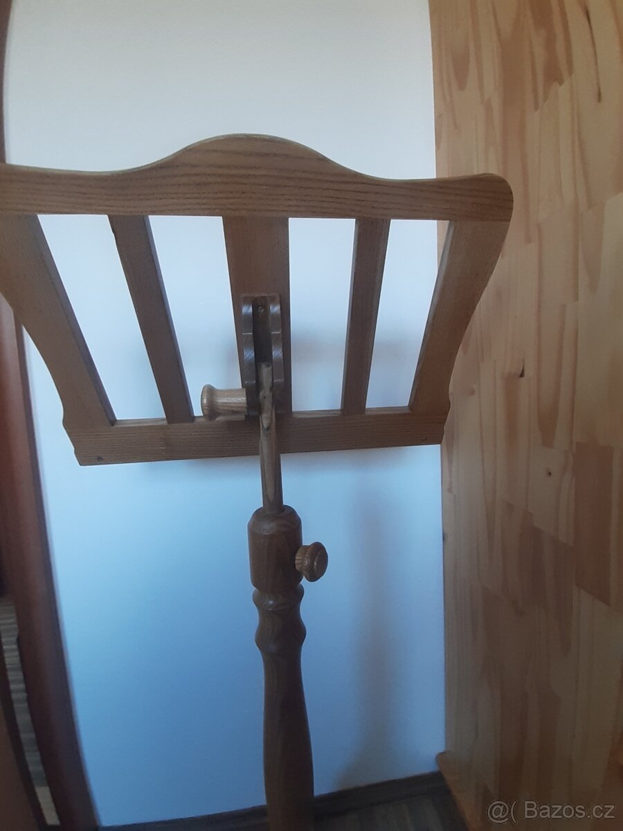 Dřevěný stojan na noty