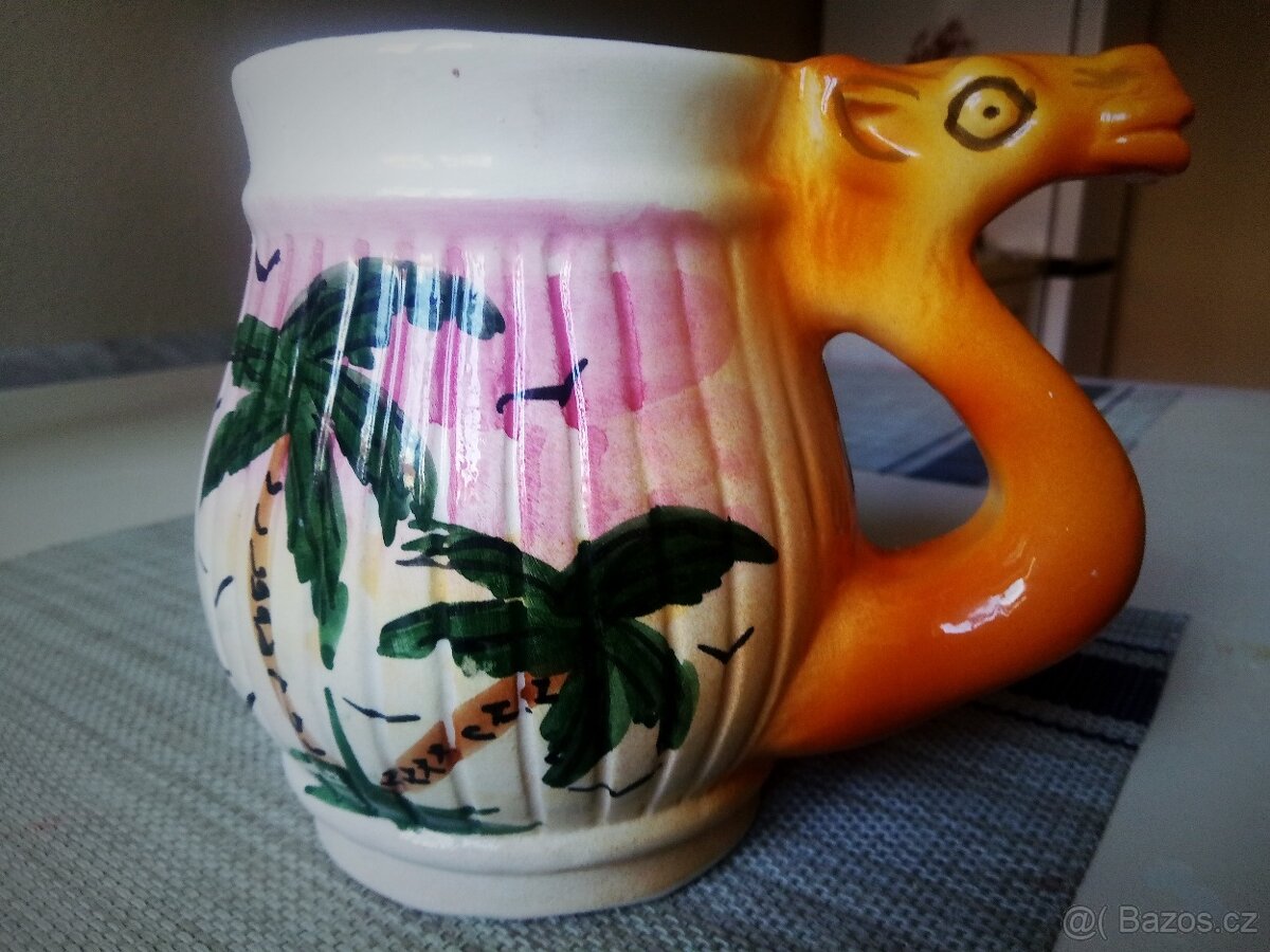 Hrnek s uchem ve tvaru velblouda