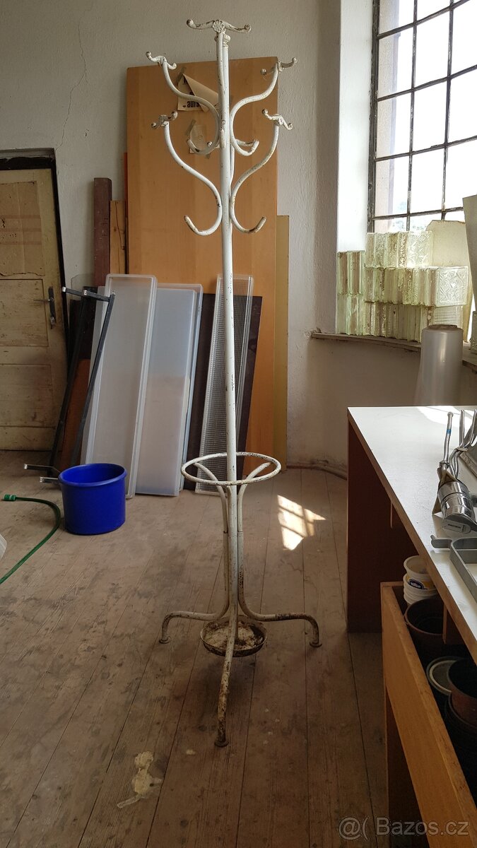 Kovový věšák lékařský