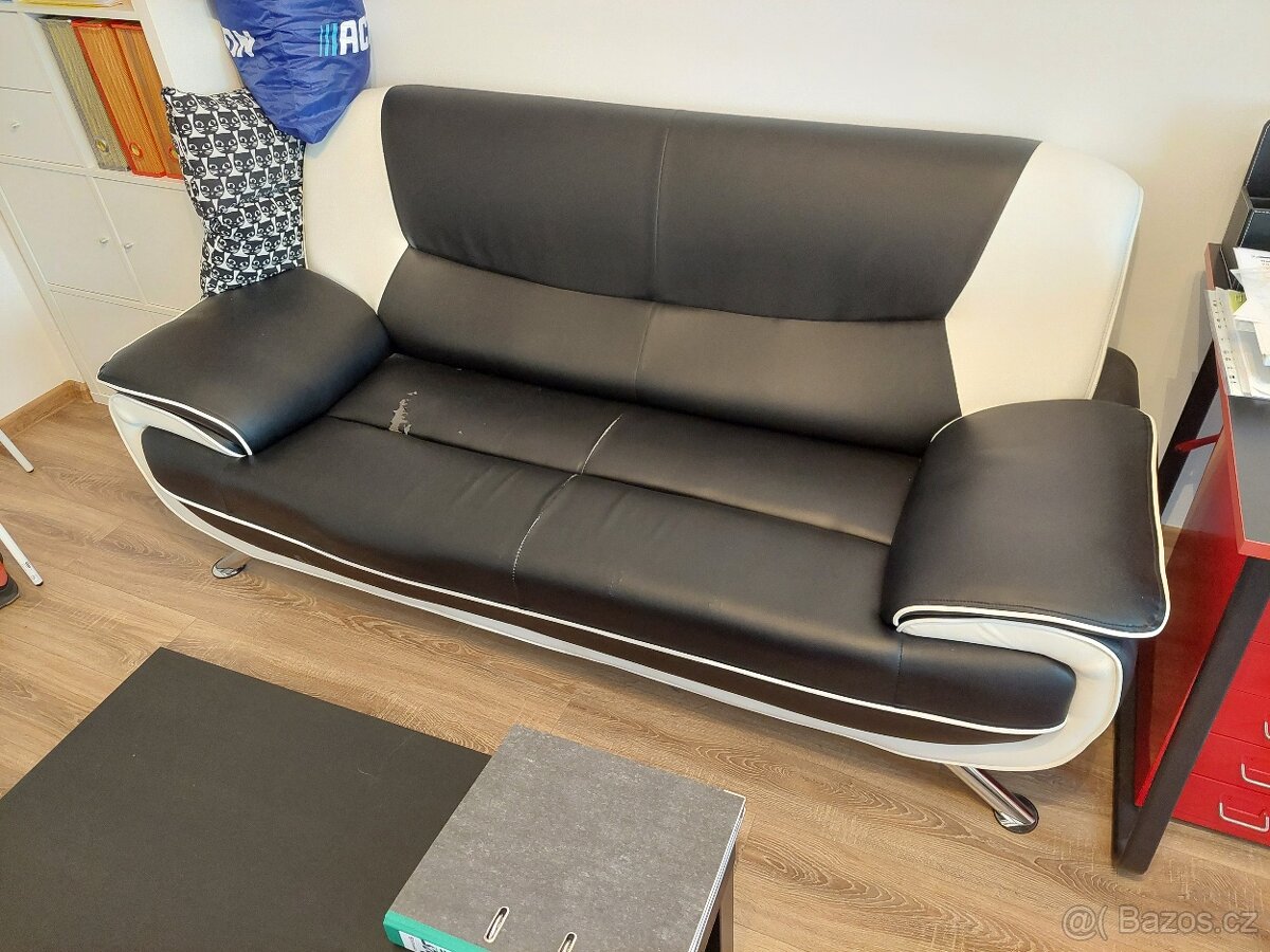 Černo-bílá 3místná pohovka – cca 190 cm