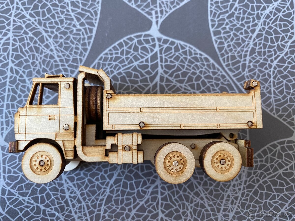 Nový dřevěný model Tatra 815 S3