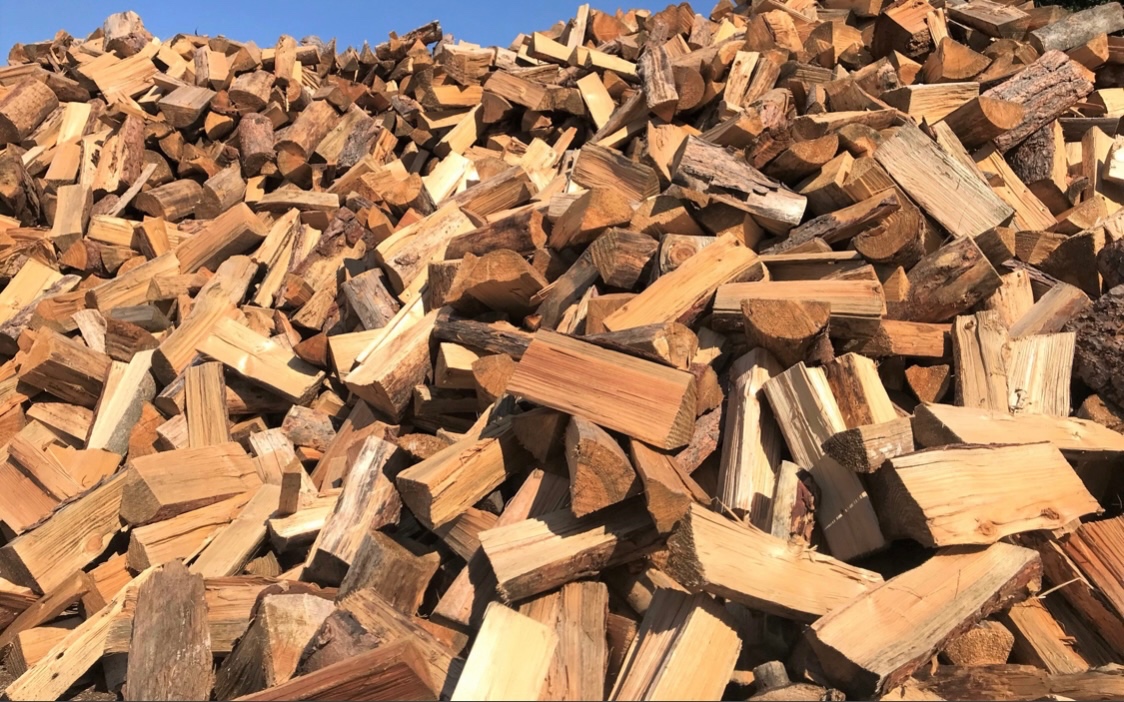 Suché štípané palivové dřevo