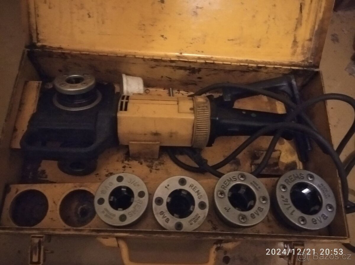 Elektrická závitnice s rychlovyměnitelnými závitořeznými hla