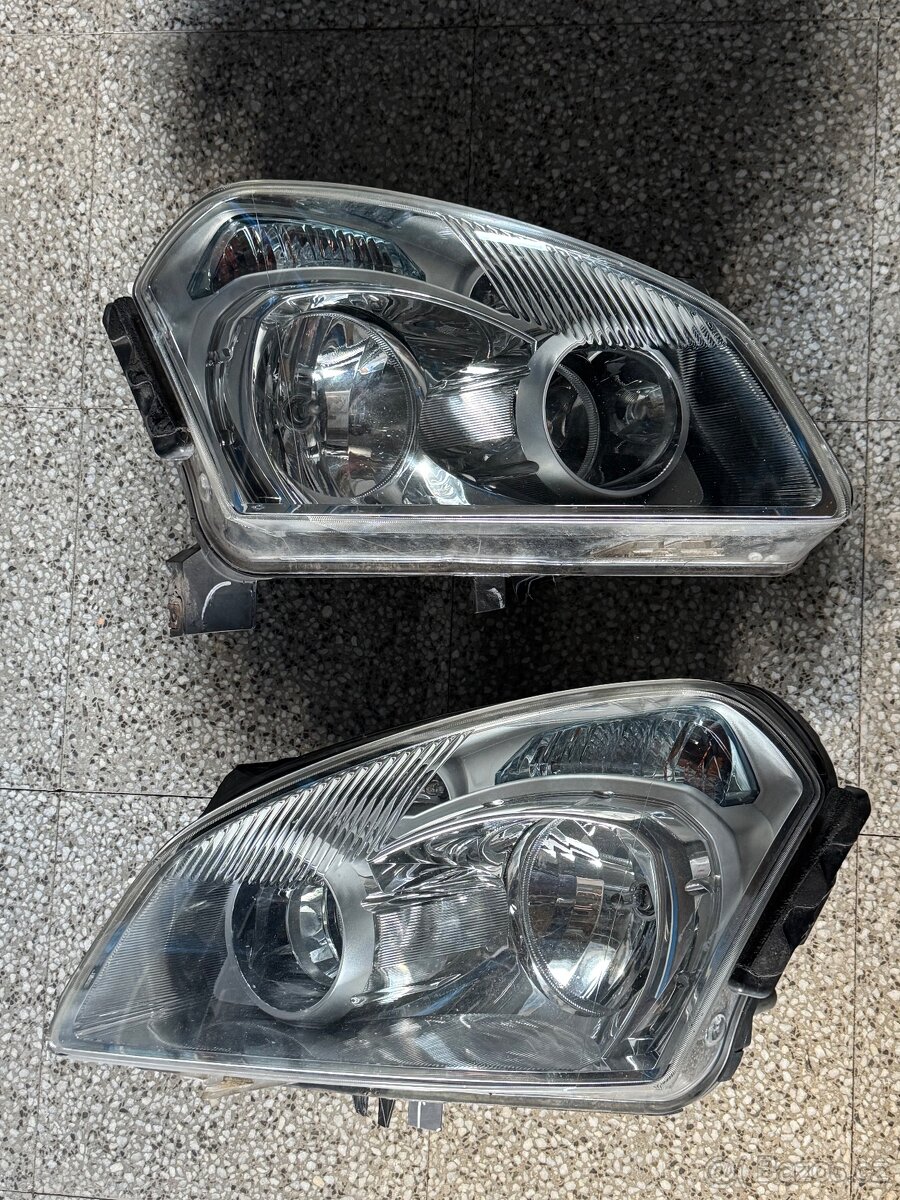 Levé a pravé přední světlo Nissan Qashqai J10 / díly