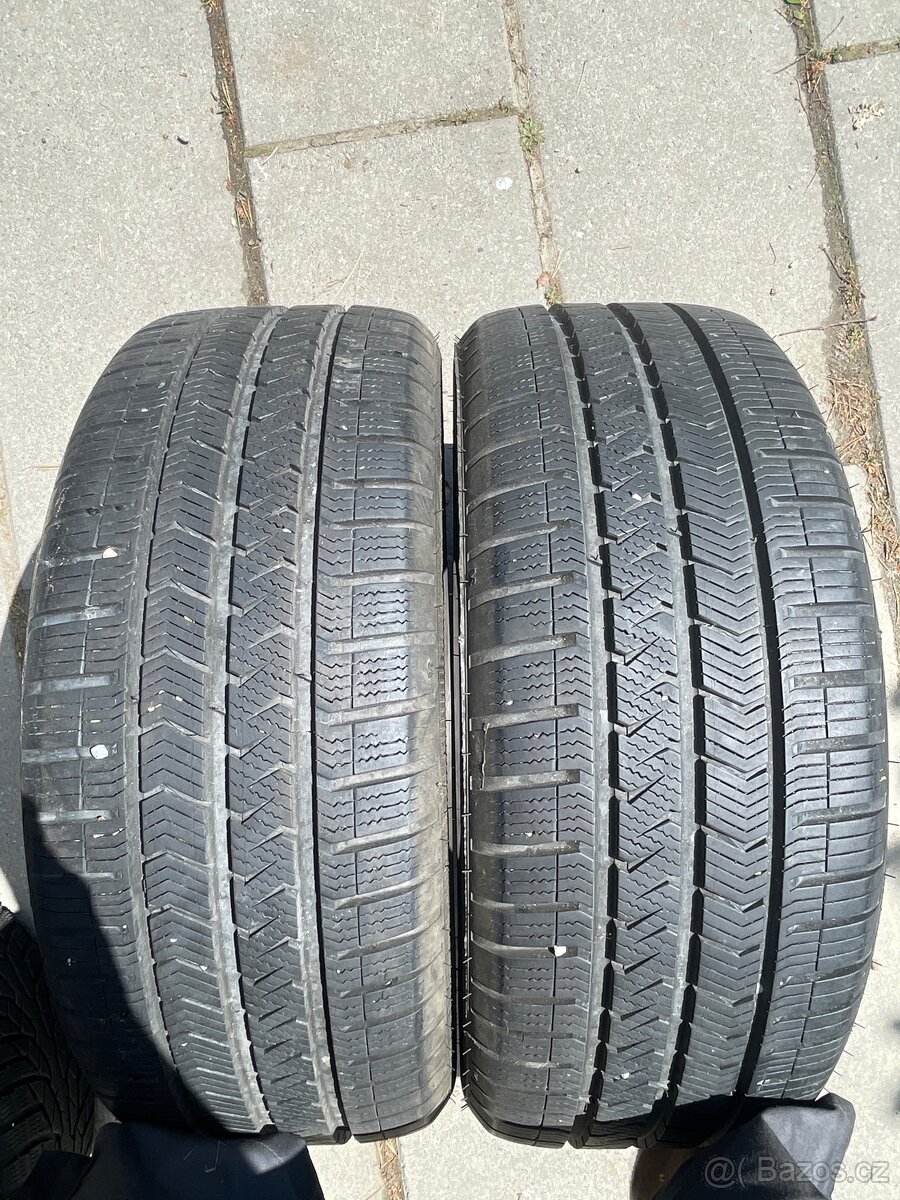 Dvě celoroční pneu Vredestein 215/45/18