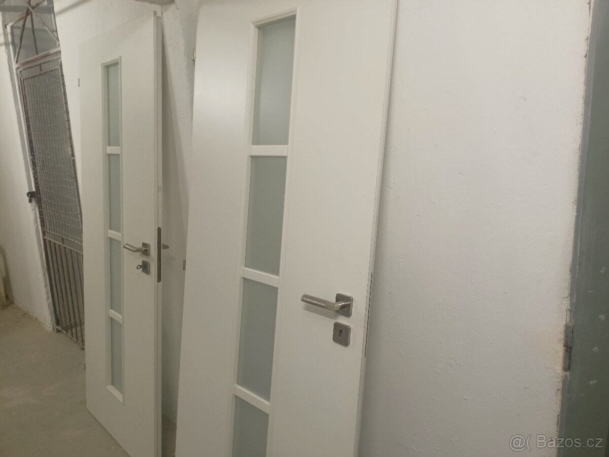 Vnitřní dveře s kováním.