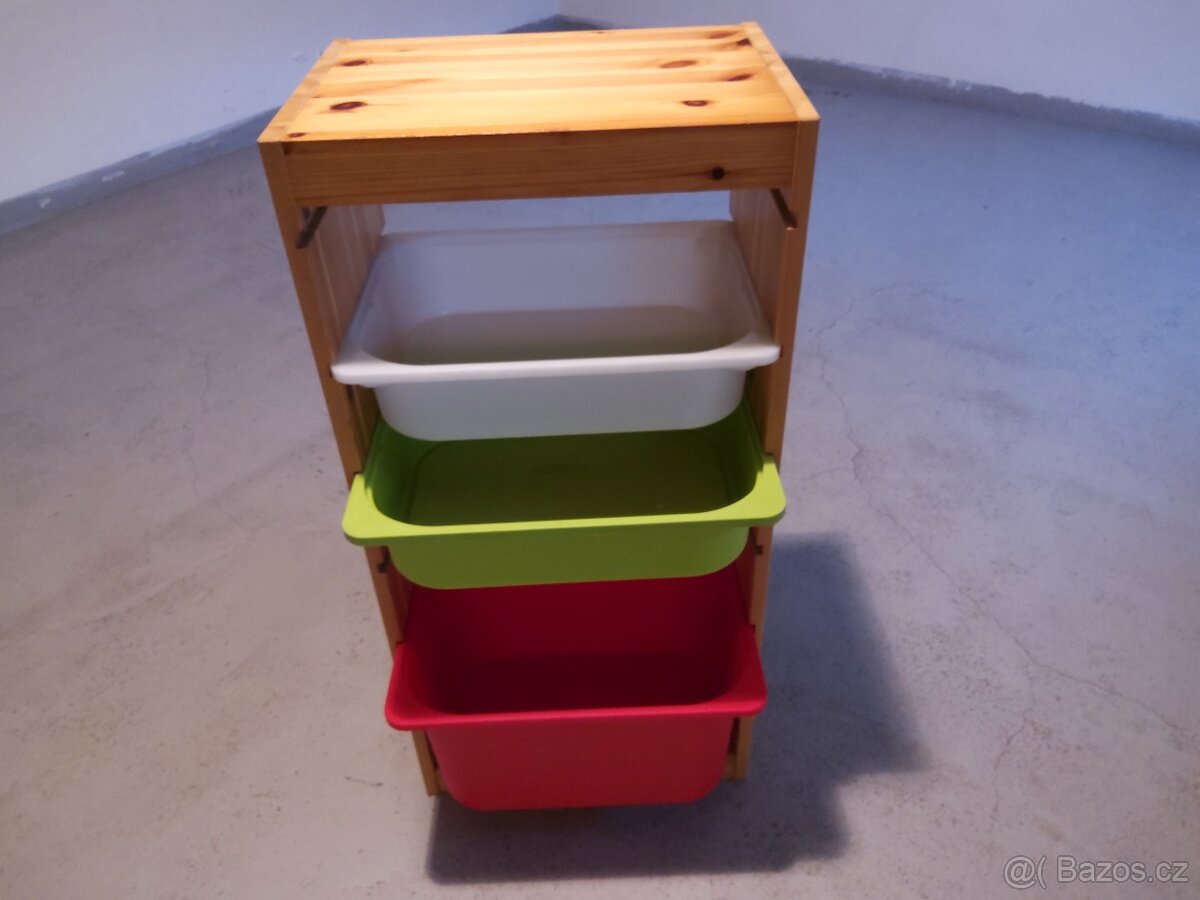 Skříňka na úložné boxy