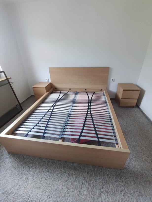 Postel Malm 160x200 + noční stolky Malm
