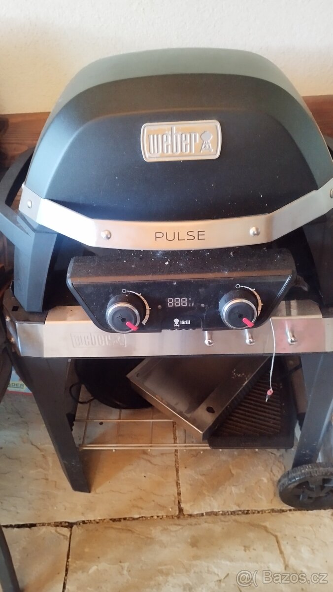 Weber Pulse 2000 elektricky grill se stolkem