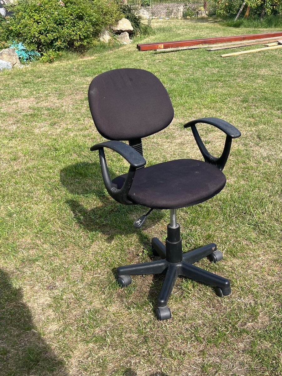 Kancelářská židle jezdící