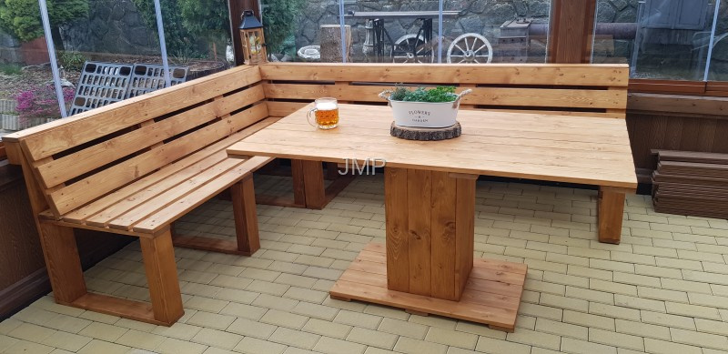 Zahradní lavice v designu palet Ela