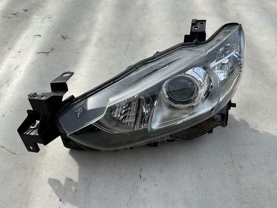 Mazda 3 BM, levé přední světlo