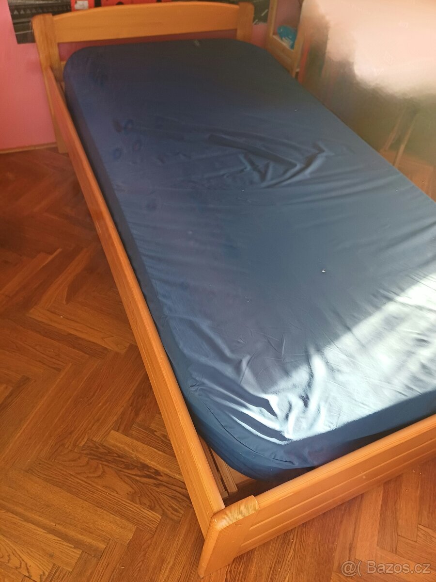 Postel masiv s poloh. roštem a antidekub. matrací