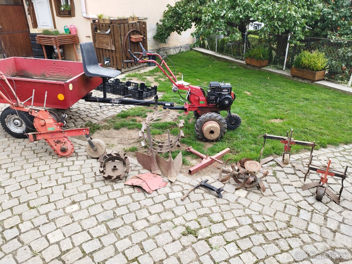 Kultivátor,rotavator Mountfield překáží.