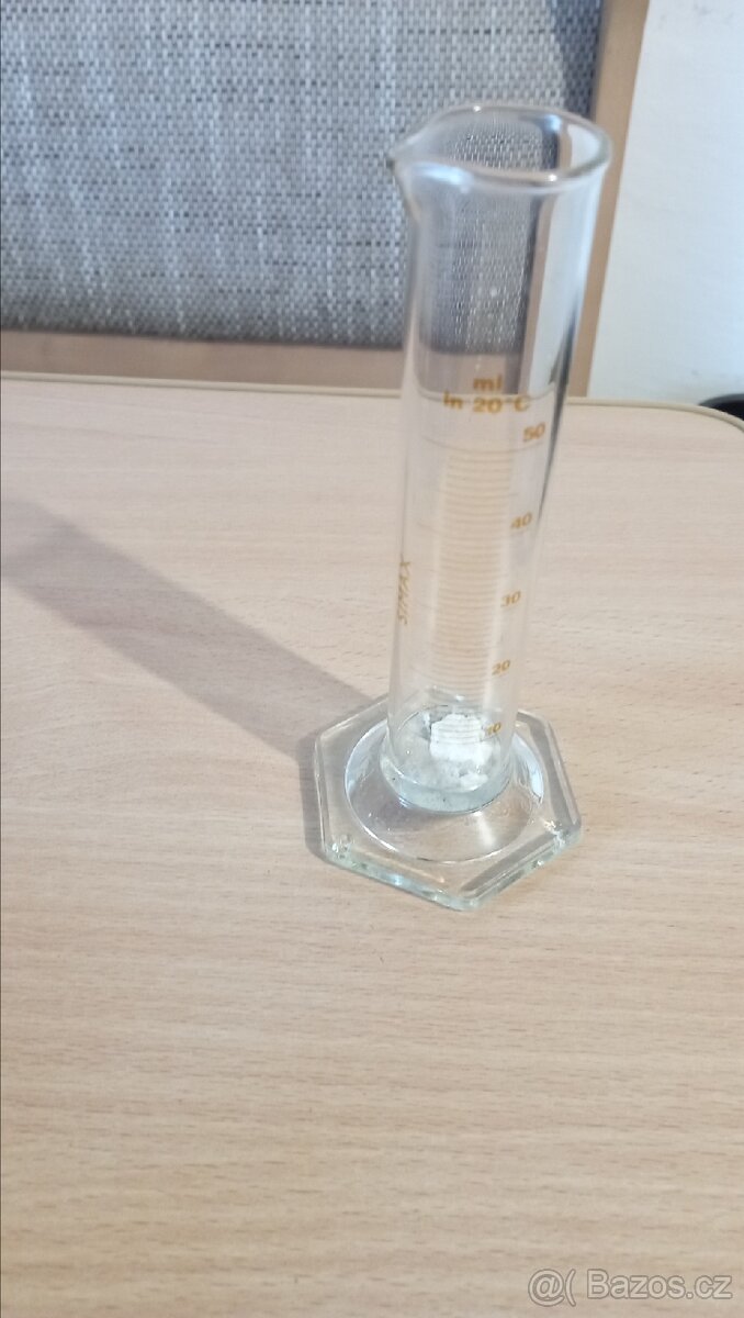 Stará, skleněná odměrka