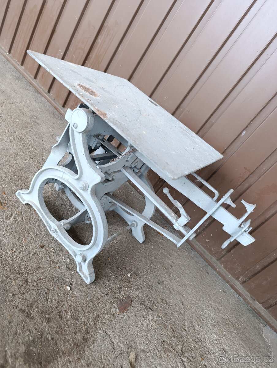 Starožitná váha železná malá decimálka