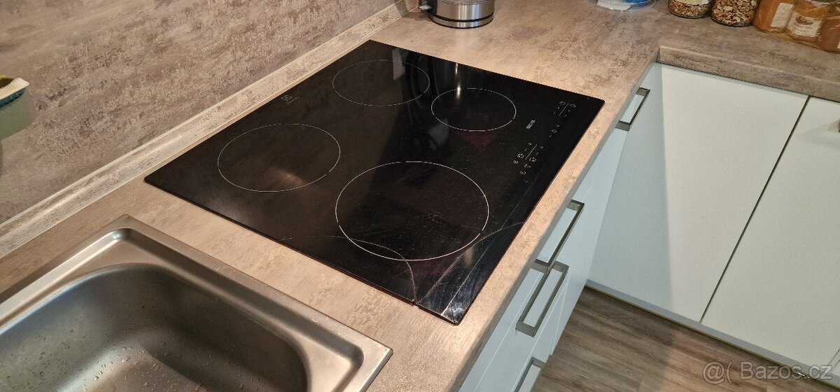 Prasklá indukční deska