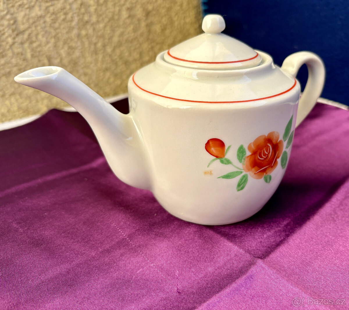 Malá porcelánová konvička