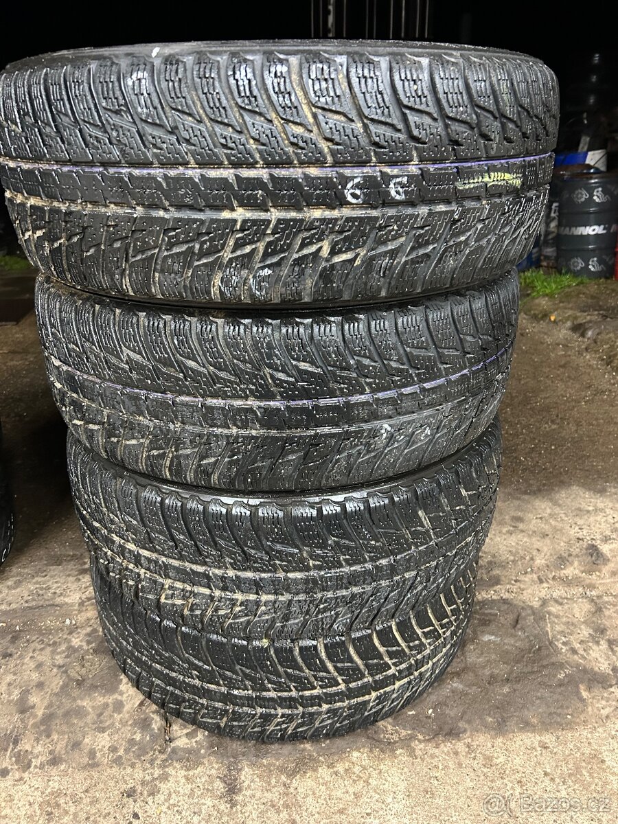 225/60 R17 Nokian zimní