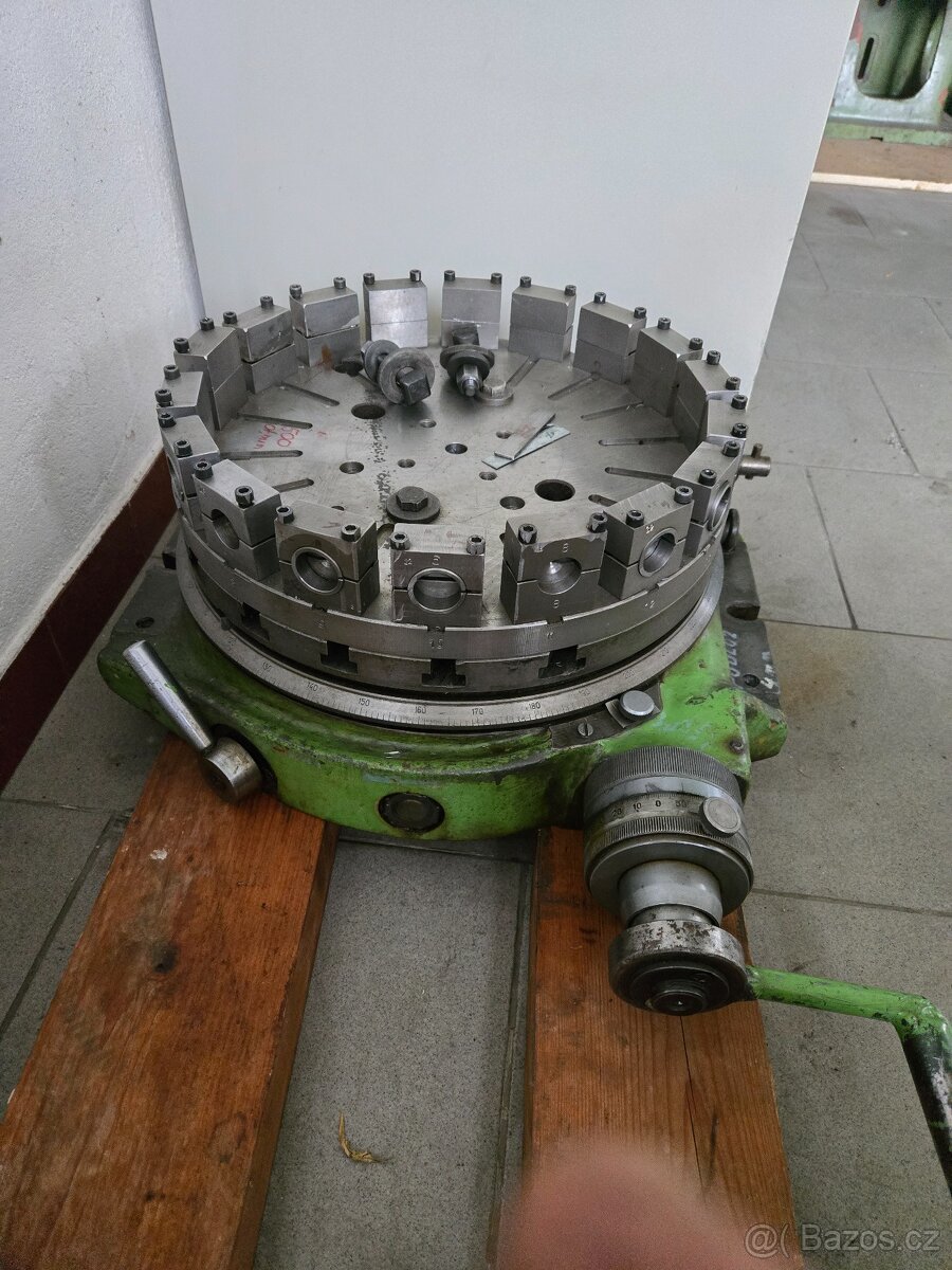 Otočný stůl k frézce