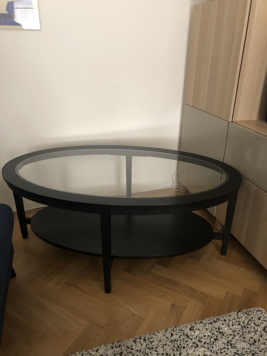 Dřevěný konferenční stolek se skleněnou deskou