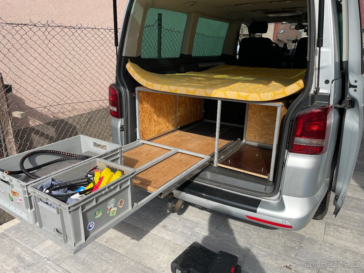 Vestavba do VW T5 Multivan (s lednicí, vodou, vařičem)