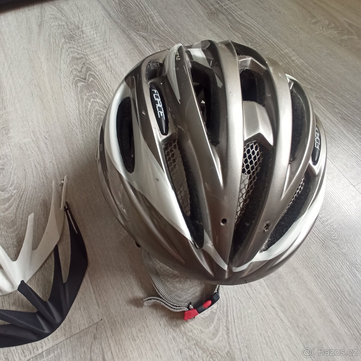 Dvě cyklistické helmy
