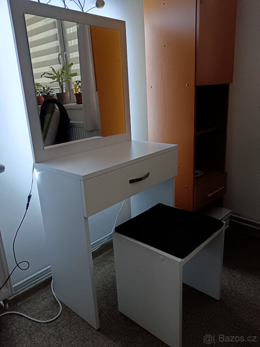 Kosmetický stolek s osvětlením.